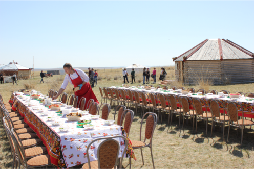 Праздничный обед на территории исторического памятника «Салбыкский курган»